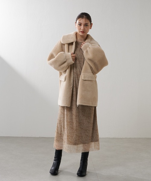 Lui's（ルイス）の「フェイクボアオーバージャケット（ブルゾン・レディース・キャメル/ライトグレー・FREE）」の12枚目の写真