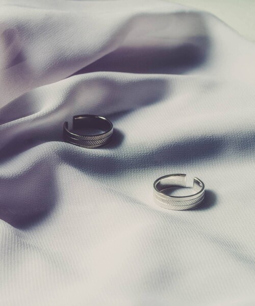 and cloud(アンドクラウド)の「Crow feather Ring(リング・レディース・シルバー/ブラック・#17/#11)」の1枚目の写真
