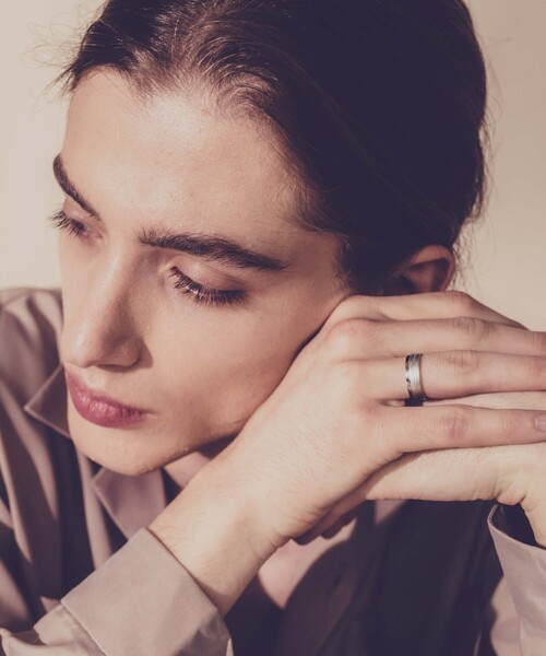 and cloud(アンドクラウド)の「Crow feather Ring(リング・レディース・シルバー/ブラック・#17/#11)」の9枚目の写真