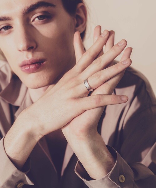 and cloud(アンドクラウド)の「Crow feather Ring(リング・レディース・シルバー/ブラック・#17/#11)」の5枚目の写真