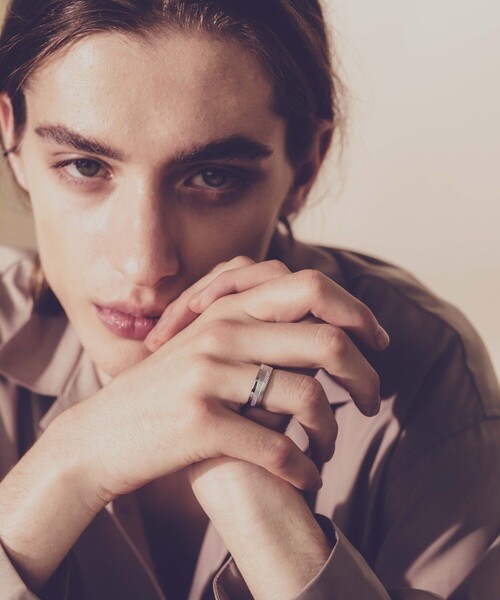 and cloud(アンドクラウド)の「Crow feather Ring(リング・レディース・シルバー/ブラック・#17/#11)」の6枚目の写真