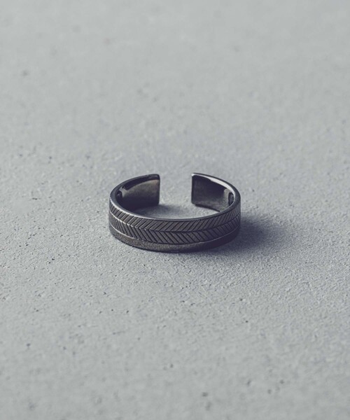 and cloud(アンドクラウド)の「Crow feather Ring(リング・レディース・シルバー/ブラック・#17/#11)」の3枚目の写真