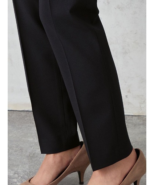 Perfect Suit FActory（パーフェクトスーツファクトリー）の「ミニチェックスーツ　テーパードパンツ　グレー/ネイビー（スーツパンツ・レディース・グレー/ネイビー・11号/13号）」の13枚目の写真