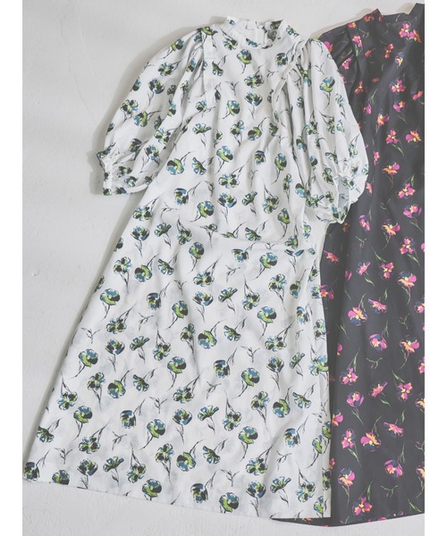 Te chichi（テチチ）の「【貴島明日香コラボ】フラワープリントボリュームスリーブワンピース（ZOZO限定アイテム）（ワンピース・レディース・オフホワイト/ブラック/グリーン・ﾌﾘ-）」の2枚目の写真