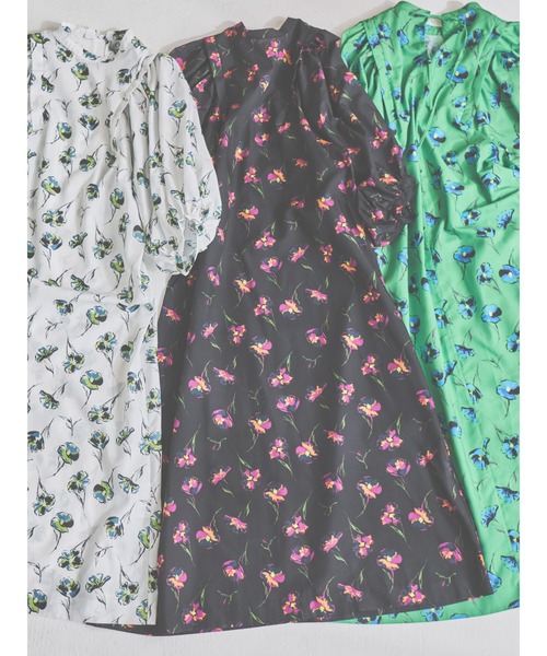 Te chichi（テチチ）の「【貴島明日香コラボ】フラワープリントボリュームスリーブワンピース（ZOZO限定アイテム）（ワンピース・レディース・オフホワイト/ブラック/グリーン・ﾌﾘ-）」の3枚目の写真