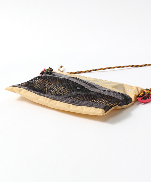 JOURNAL STANDARD（ジャーナルスタンダード）の「【KLATTERMUSEN / クレッタルムーセン】Algir Accessory Bag Small（ボディバッグ/ウエストポーチ・メンズ・ブラック/ベージュ/サファリグリーン・FREE）」の4枚目の写真