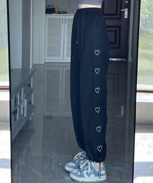 SHEENA(シーナ)の「サイドハート刺しゅうスウェットパンツ(スウェットパンツ・レディース・ブラック/グレー・M)」の4枚目の写真
