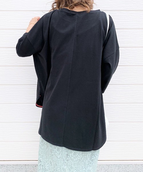 Q（キュー）の「ロゴ7分袖T（Tシャツ/カットソー・レディース・グレイッシュベージュ/ブラック・MEDIUM）」の4枚目の写真