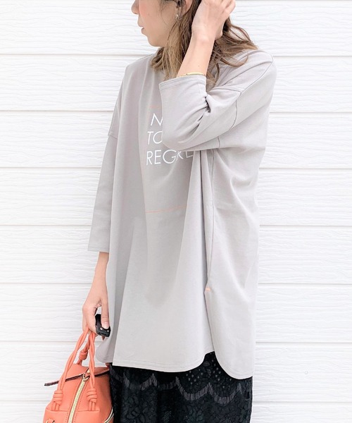 Q（キュー）の「ロゴ7分袖T（Tシャツ/カットソー・レディース・グレイッシュベージュ/ブラック・MEDIUM）」の5枚目の写真