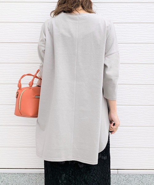 Q（キュー）の「ロゴ7分袖T（Tシャツ/カットソー・レディース・グレイッシュベージュ/ブラック・MEDIUM）」の6枚目の写真