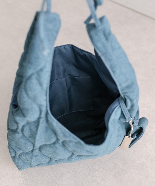 loti（ロティ）の「loti コインケース付きデニムキルトトート（トートバッグ・レディース・ネイビー/ブルー・ONE SIZE）」の15枚目の写真