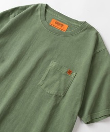 UNIVERSAL OVERALL（ユニバーサルオーバーオール）の「【UNIVERSAL OVERALL/ユニバーサルオーバーオール】  ピスネームタグ ワンポイントデザイン ピグメント加工 ビッグシルエット 半袖ポケットTシャツ/PIGMENT DYE PK TEE（Tシャツ/カットソー）」