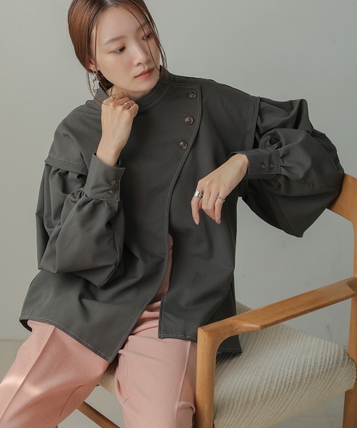 Bab（バブ）の「袖ボリュームニュアンスネックブラウス（シャツ/ブラウス・レディース・モカ/チャコールグレー・M）」の4枚目の写真
