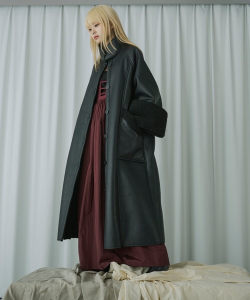 Ezick（エジック）の「Reversible boa synthetic レザーオーバーコート（その他アウター・レディース・ボルドー/チャコールグレー/ブラック・FREE）」の5枚目の写真