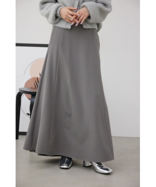 AZUL by moussy（アズールバイマウジー）の「マットサテンナロースカート（スカート・レディース・グレー/ダークベージュ・SMALL/MEDIUM）」の2枚目の写真