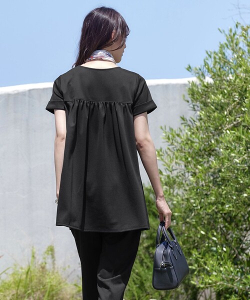 Tiaclasse(ティアクラッセ)の「【UVカット・吸水速乾】 “きれい見え” バックフレアチュニック(Tシャツ/カットソー・レディース・ネイビー/グレイッシュベージュ/ブラック・XL/XXL)」の15枚目の写真