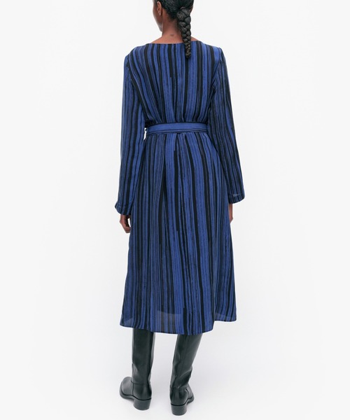 marimekko（マリメッコ）の「Siluetti / cupro dress（ワンピース・レディース・ネイビー・36/40/38）」の4枚目の写真