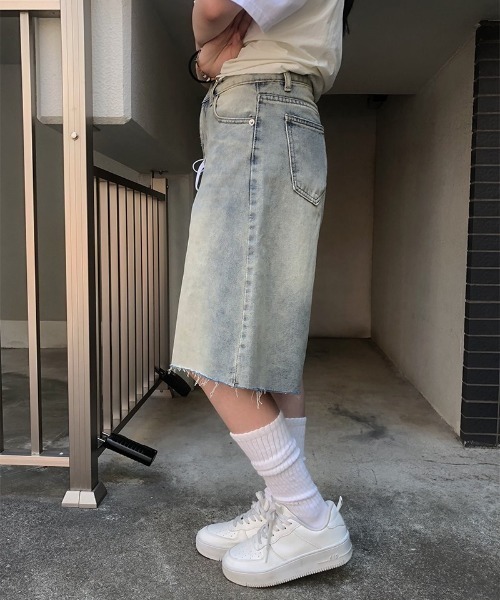 anyonemore(エニワンモア)の「裾ダメージウォッシングデニムバミューダパンツ(デニムパンツ・レディース・ライトブルー・SMALL/MEDIUM/LARGE)」の4枚目の写真
