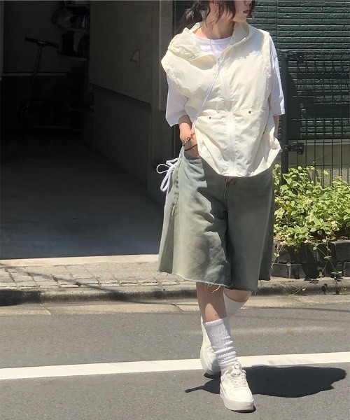 anyonemore(エニワンモア)の「裾ダメージウォッシングデニムバミューダパンツ(デニムパンツ・レディース・ライトブルー・SMALL/MEDIUM/LARGE)」の7枚目の写真