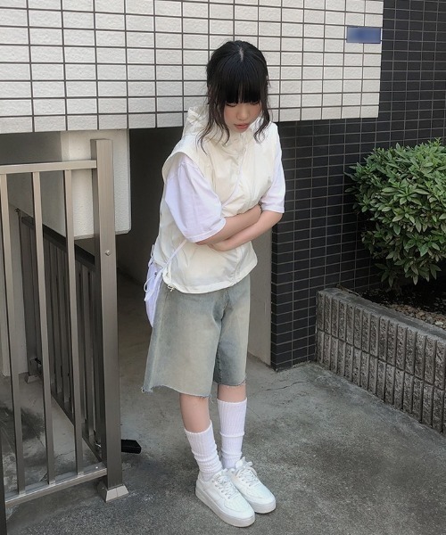 anyonemore(エニワンモア)の「裾ダメージウォッシングデニムバミューダパンツ(デニムパンツ・レディース・ライトブルー・SMALL/MEDIUM/LARGE)」の6枚目の写真