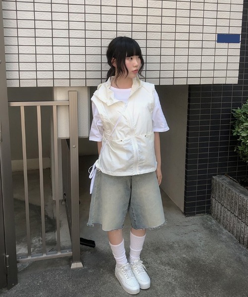 anyonemore(エニワンモア)の「裾ダメージウォッシングデニムバミューダパンツ(デニムパンツ・レディース・ライトブルー・SMALL/MEDIUM/LARGE)」の5枚目の写真
