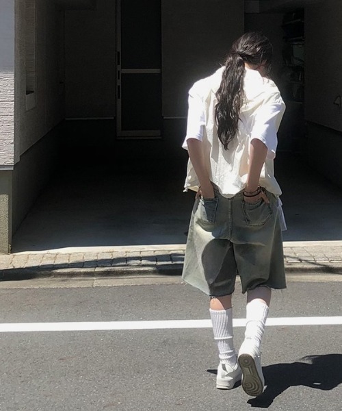 anyonemore(エニワンモア)の「裾ダメージウォッシングデニムバミューダパンツ(デニムパンツ・レディース・ライトブルー・SMALL/MEDIUM/LARGE)」の8枚目の写真