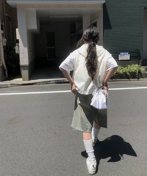 anyonemore(エニワンモア)の「裾ダメージウォッシングデニムバミューダパンツ(デニムパンツ・レディース・ライトブルー・SMALL/MEDIUM/LARGE)」の9枚目の写真