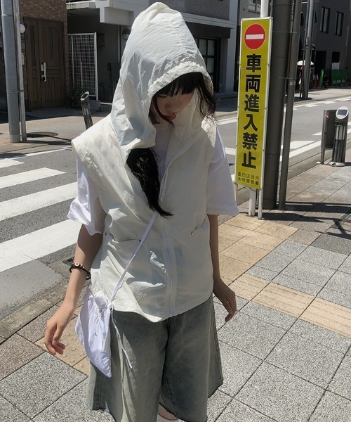 anyonemore(エニワンモア)の「裾ダメージウォッシングデニムバミューダパンツ(デニムパンツ・レディース・ライトブルー・SMALL/MEDIUM/LARGE)」の10枚目の写真