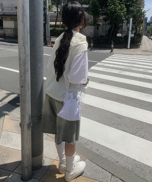 anyonemore(エニワンモア)の「裾ダメージウォッシングデニムバミューダパンツ(デニムパンツ・レディース・ライトブルー・SMALL/MEDIUM/LARGE)」の11枚目の写真