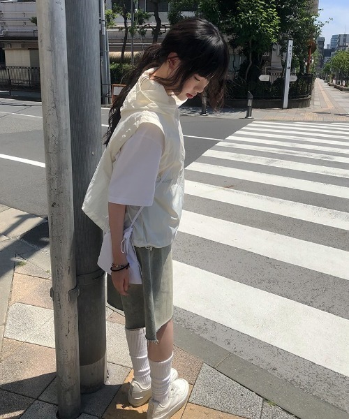anyonemore(エニワンモア)の「裾ダメージウォッシングデニムバミューダパンツ(デニムパンツ・レディース・ライトブルー・SMALL/MEDIUM/LARGE)」の12枚目の写真