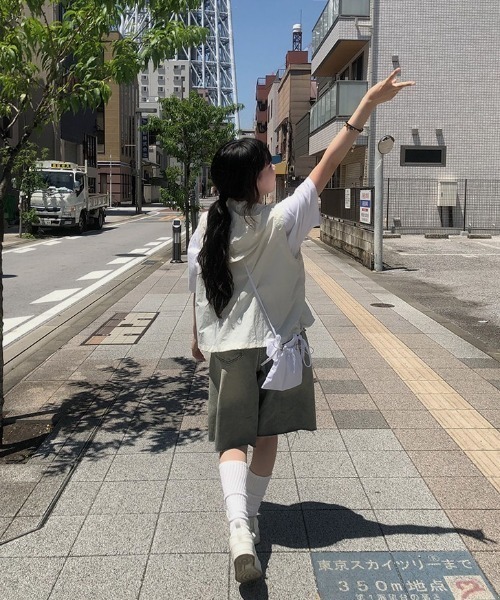 anyonemore(エニワンモア)の「裾ダメージウォッシングデニムバミューダパンツ(デニムパンツ・レディース・ライトブルー・SMALL/MEDIUM/LARGE)」の15枚目の写真