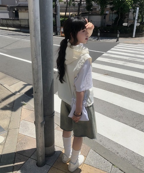 anyonemore(エニワンモア)の「裾ダメージウォッシングデニムバミューダパンツ(デニムパンツ・レディース・ライトブルー・SMALL/MEDIUM/LARGE)」の14枚目の写真