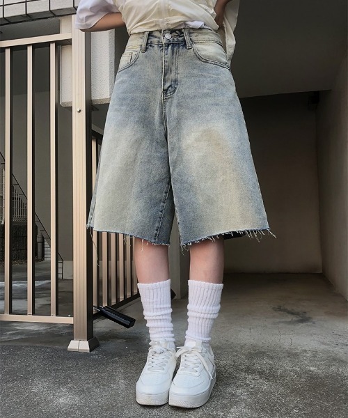 anyonemore(エニワンモア)の「裾ダメージウォッシングデニムバミューダパンツ(デニムパンツ・レディース・ライトブルー・SMALL/MEDIUM/LARGE)」の3枚目の写真