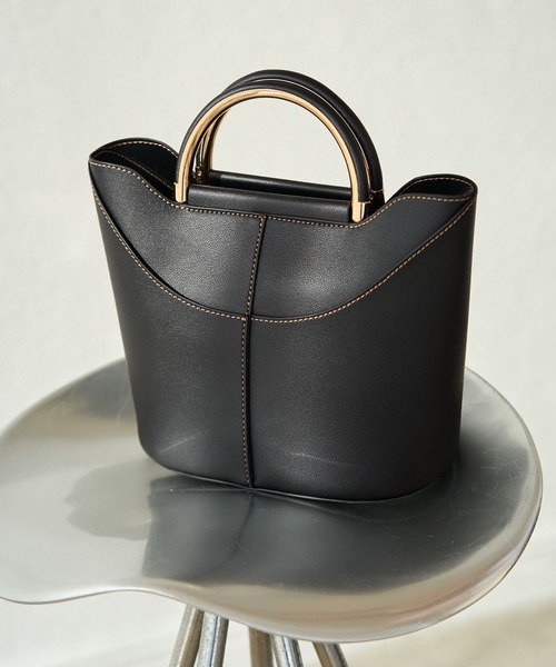 ROPE' PICNIC(ロペピクニック)の「Dメタルハンドルミドルトート&ショルダーバッグ(ショルダーバッグ・レディース・ブラック/キナリ・FREE)」の2枚目の写真