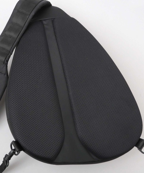 オールブラック スリング クロスボディバッグ A4収納可（ボディバッグ