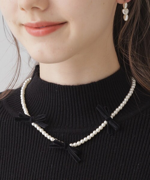 couture brooch（クチュールブローチ）の「◆ベロアリボンパール調ネックレス（ネックレス・レディース・ホワイト・00）」の4枚目の写真