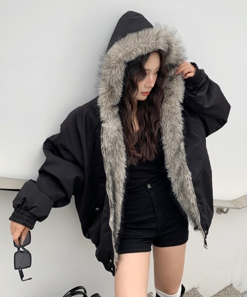 FreeZone（フリーゾーン）の「【新色追加】フェイクファーフード付き 中綿ショートブルゾン（ブルゾン・メンズ・ブラック/グレー/グレー系その他2/ブラック系その他2/ダークグリーン/パープル/キャメル・F）」の2枚目の写真