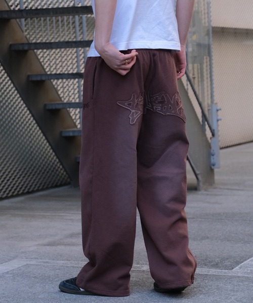 SEQUENZ(シークエンズ)の「【SEQUENZ/シークエンズ】LOGO APPLIQUE SWEAT PANTS / 裏起毛 アートワークデザイン ヴィンテージライク スウェットパンツ(スウェットパンツ・メンズ・ダークブラウン/ピンク系その他/ブラック・L/M)」の2枚目の写真