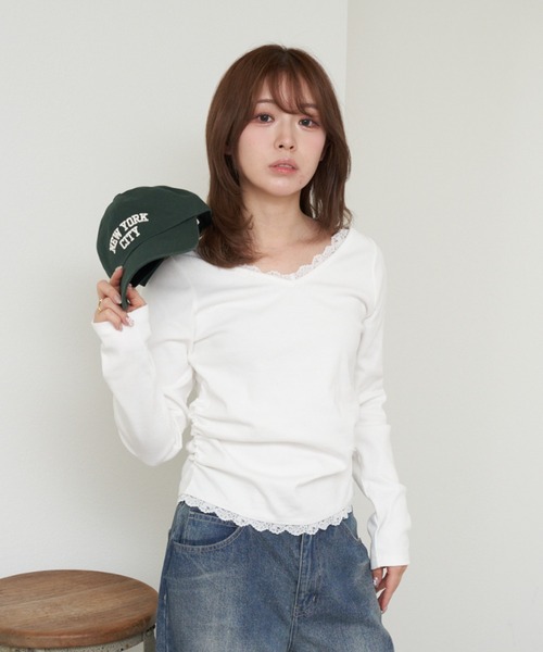 RAY CASSIN（レイカズン）の「レース付きVネックロングTシャツ（Tシャツ/カットソー・レディース・グレー/ブルー/アイボリー/ブラック系その他2・FREE）」の2枚目の写真