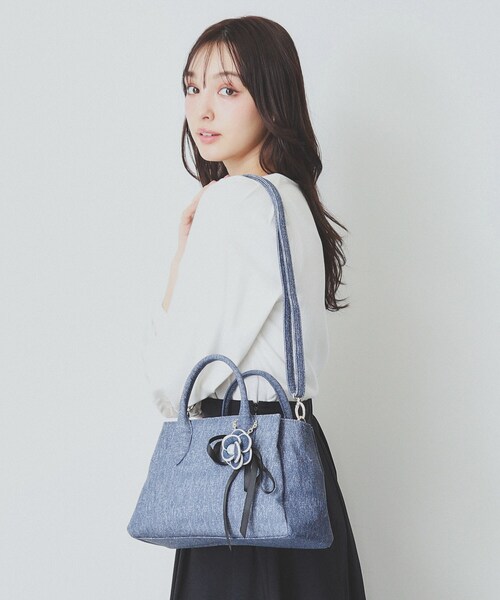 index（インデックス）の「【2WAY】フラワーチャーム付きショルダー取外し可バッグ（ショルダーバッグ・レディース・ブルー/ブラック/オフホワイト・00）」の3枚目の写真