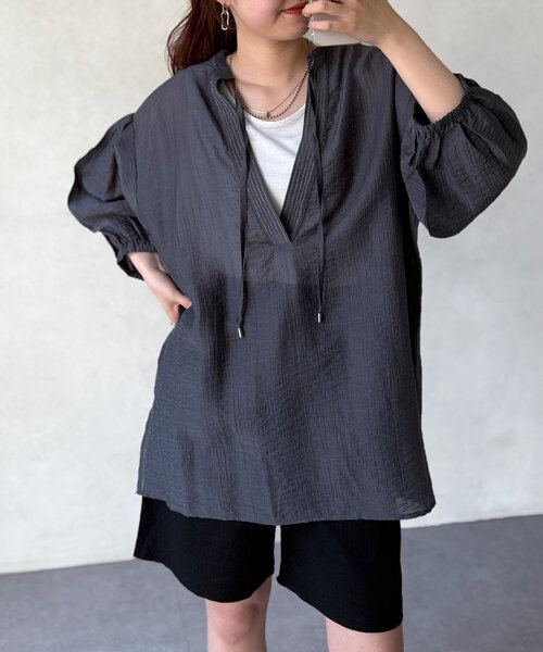 Chez toi（シェトワ）の「袖ボリュームシアースキッパーブラウス（シャツ/ブラウス・レディース・チャコールグレー/オフホワイト/ライム・FREE）」の3枚目の写真