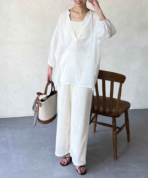 Chez toi（シェトワ）の「袖ボリュームシアースキッパーブラウス（シャツ/ブラウス・レディース・チャコールグレー/オフホワイト/ライム・FREE）」の16枚目の写真