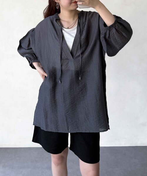 Chez toi（シェトワ）の「袖ボリュームシアースキッパーブラウス（シャツ/ブラウス・レディース・チャコールグレー/オフホワイト/ライム・FREE）」の9枚目の写真