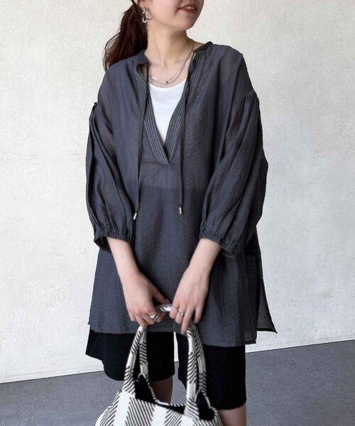 Chez toi（シェトワ）の「袖ボリュームシアースキッパーブラウス（シャツ/ブラウス・レディース・チャコールグレー/オフホワイト/ライム・FREE）」の8枚目の写真