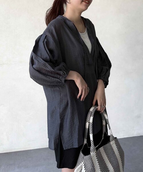 Chez toi（シェトワ）の「袖ボリュームシアースキッパーブラウス（シャツ/ブラウス・レディース・チャコールグレー/オフホワイト/ライム・FREE）」の6枚目の写真