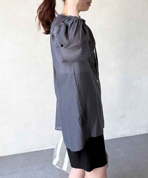 Chez toi（シェトワ）の「袖ボリュームシアースキッパーブラウス（シャツ/ブラウス・レディース・チャコールグレー/オフホワイト/ライム・FREE）」の5枚目の写真