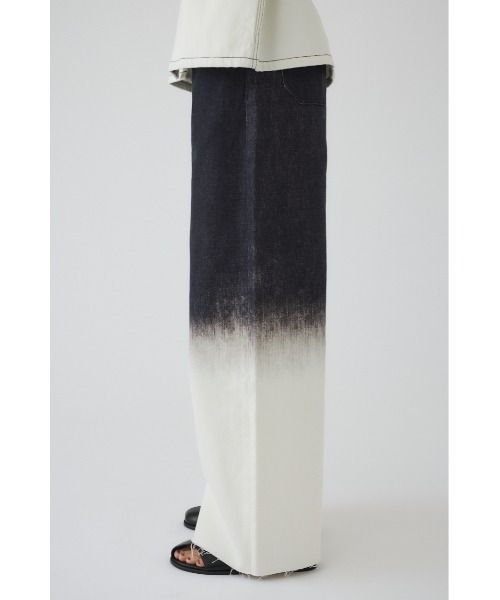 RIM.ARK(リムアーク)の「Gradation denim PT グラデーションデニムパンツ(デニムパンツ・レディース・ブラック/ブルー・36/38)」の10枚目の写真