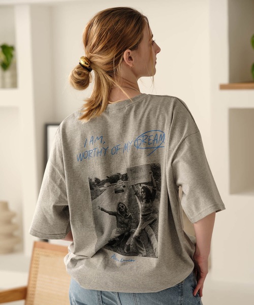 Mia (ミア)の「バックプリントフォトTシャツ(Tシャツ/カットソー・レディース・杢グレー/オフホワイト・FREE)」の3枚目の写真