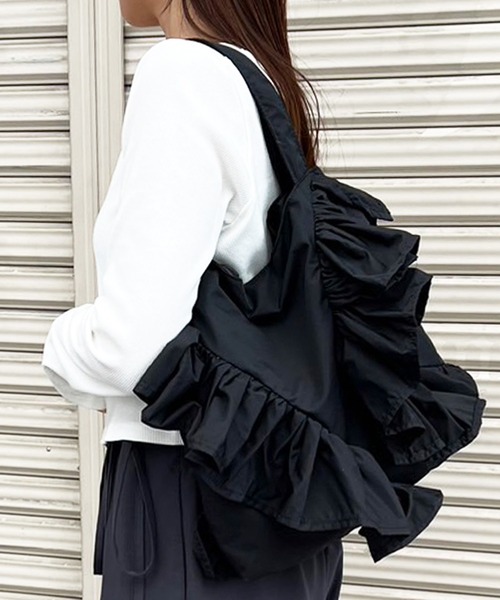 ANNA LUNA(アンナルナ)の「【ANNA LUNA】持つだけで存在感たっぷりの 大胆 フリル バック(トートバッグ・レディース・ライトブルー/ブラック/グレー・FREE)」の1枚目の写真