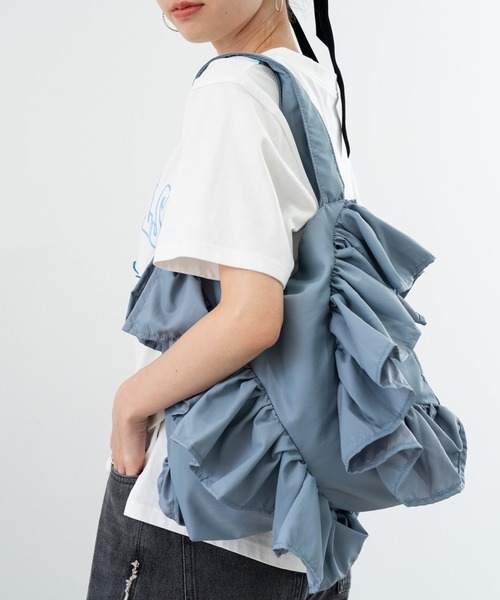 ANNA LUNA(アンナルナ)の「【ANNA LUNA】持つだけで存在感たっぷりの 大胆 フリル バック(トートバッグ・レディース・ライトブルー/ブラック/グレー・FREE)」の20枚目の写真